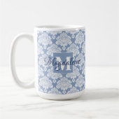 Elegant Dusty Blue Damask Lace Monogram en naam Koffiemok (Links)