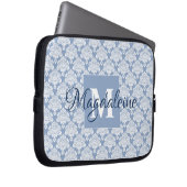 Elegant Dusty Blue Damask Monogrammed Laptop Sleeve (Voorkant Rechts)