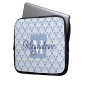 Elegant Dusty Blue Damask Monogrammed Laptop Sleeve (Voorkant Links)