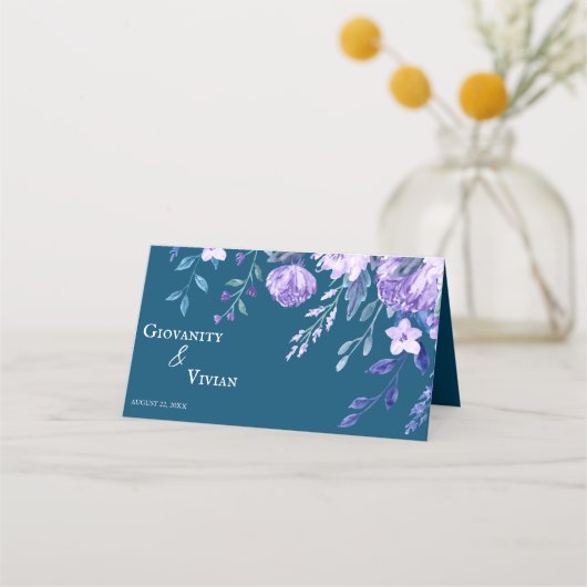 Elegant Dusty Blue en Paarse Floral Wedding Plaatskaartje (Achterkant)