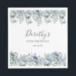 Elegant Dusty Blue Floral 50th Birthday Custom Servet<br><div class="desc">Zeer  servet voor een verjaardagsfeestje. De twee bloemranden zijn voorzien van stoffige blauwe pioenroosjes en rozen bloemen,  genesteld in blauwe eucalyptusbladeren. De naam van de vrouw is geschreven in een elegant script lettertype. Met twee regels tekst kunt u uw verjaardagsbericht aanpassen.</div>