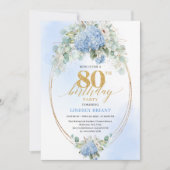 Elegant Dusty Blue Floral 80th Birthday Invitation Kaart (Voorkant)