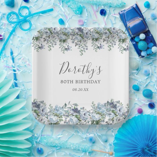 Elegant Dusty Blue Floral 80th Verjaardag Custom Papieren Bordje (Feest)