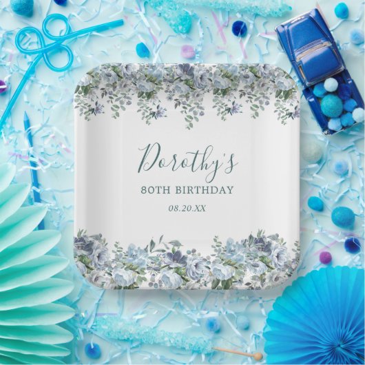 Elegant Dusty Blue Floral 80th Verjaardag Custom Papieren Bordje (Feest)