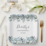 Elegant Dusty Blue Floral 90th Birthday Custom Papieren Bordje<br><div class="desc">Zeer  papieren bord voor een verjaardagsfeestje. De twee bloemranden zijn voorzien van stoffige blauwe pioenroosjes en rozen bloemen,  genesteld in blauwe eucalyptusbladeren. De naam van de vrouw is geschreven in een elegant script lettertype. Met twee regels tekst kunt u uw verjaardagsbericht aanpassen.</div>