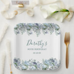 Elegant Dusty Blue Floral 90th Birthday Custom Papieren Bordje<br><div class="desc">Zeer  papieren bord voor een verjaardagsfeestje. De twee bloemranden zijn voorzien van stoffige blauwe pioenroosjes en rozen bloemen,  genesteld in blauwe eucalyptusbladeren. De naam van de vrouw is geschreven in een elegant script lettertype. Met twee regels tekst kunt u uw verjaardagsbericht aanpassen.</div>