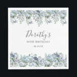 Elegant Dusty Blue Floral 90th Birthday Custom Servet<br><div class="desc">Zeer  servet voor een verjaardagsfeestje. De twee bloemranden zijn voorzien van stoffige blauwe pioenroosjes en rozen bloemen,  genesteld in blauwe eucalyptusbladeren. De naam van de vrouw is geschreven in een elegant script lettertype. Met twee regels tekst kunt u uw verjaardagsbericht aanpassen.</div>