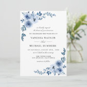 Elegant dusty blue floral bruiloft kaart (Staand voorkant)
