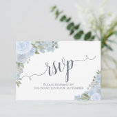 Elegant Dusty Blue Floral Calligraphy Wedding RSVP Kaartje (Staand voorkant)