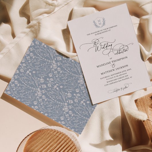 Elegant Dusty Blue Floral Crest Monogram Weddensch Kaart