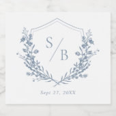 Elegant Dusty Blue Floral Crest Monogram Weddensch Sparkling Wijnetiket (Enkel label)