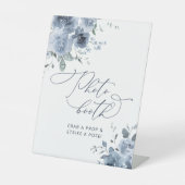 Elegant Dusty Blue Floral Foto Booth Reclamebord Met Voetstuk (Voorkant)