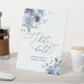 Elegant Dusty Blue Floral Foto Booth Reclamebord Met Voetstuk (Insitu)