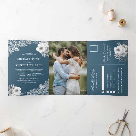 Elegant Dusty Blue Floral Lace bruiloft foto Drieluik Uitnodiging (Binnen)