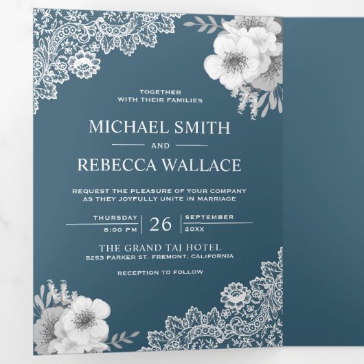 Elegant Dusty Blue Floral Lace bruiloft foto Drieluik Uitnodiging (Binnenzijde eerst)