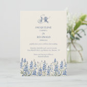 Elegant Dusty Blue Floral Monogram Bruiloft Kaart (Staand voorkant)