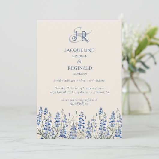 Elegant Dusty Blue Floral Monogram Bruiloft Kaart (Staand voorkant)