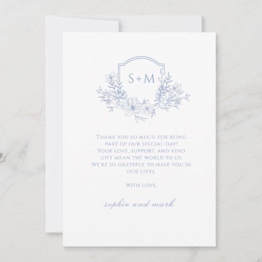 Elegant Dusty Blue Floral Monogram Crest Wedding Bedankkaart (Voorkant)
