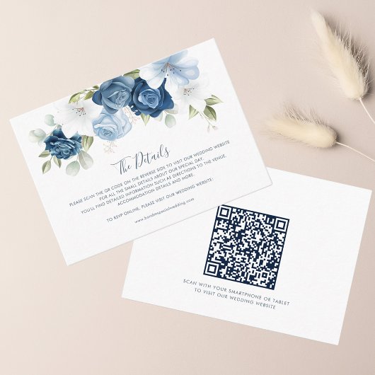 Elegant Dusty Blue Floral QR Code Bruiloft Details Informatiekaartje