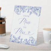 Elegant Dusty Blue Floral Van Miss tot Mrs Sign Reclamebord Met Voetstuk (Insitu)