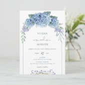 Elegant Dusty Blue Floral Wedding Invitation Kaart (Staand voorkant)