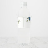 Elegant Dusty Blue Floral Wedding Waterfles Etiket (Achterkant)