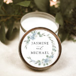 Elegant Dusty Blue Floral Wreath Wedding Ronde Sticker<br><div class="desc">Voeg een elegante touch toe aan uw bruiloft enveloppen en gunsten met Elegant Dusty Blue Floral bruiloft stickers. De stickers zijn voorzien van uw namen omgeven door een krans van stoffige blauwe en witte rozen en hortensia's met weelderige eucalyptusbladeren en groen. De stoffige blauwe bloemenbruiloft stickers zijn perfect voor uw...</div>