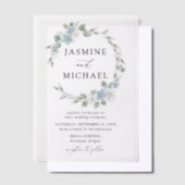 Elegant Dusty Blue Floral Wreath Wedding Vellum Uitnodigingen (Offset)