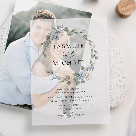 Elegant Dusty Blue Floral Wreath Wedding Vellum Uitnodigingen