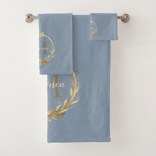 Elegant Dusty Blue Gold Monogram Eucalyptus Wreate Bad Handdoek (Insitu)