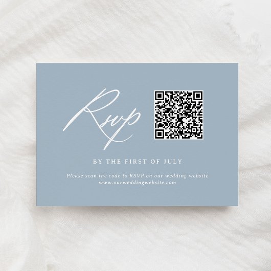 Elegant Dusty Blue Kalligrafie Bruiloft QR-code RSVP Kaartje
