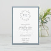 Elegant Dusty Blue Leaf Wreater Monogram Wedding Kaart (Staand voorkant)