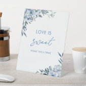 Elegant Dusty Blue Love Is Sweet Treat Favor Reclamebord Met Voetstuk (Insitu)