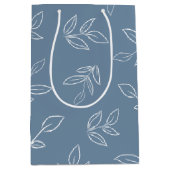 Elegant Dusty Blue Minimal Leaves Pattern Medium Cadeauzakje (Voorkant)