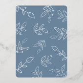 Elegant Dusty Blue Minimal Silver Leaf Wedding Folie Uitnodiging (Achterkant)