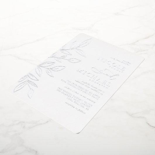 Elegant Dusty Blue Minimal Silver Leaf Wedding Folie Uitnodiging (Gedraaid)