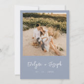 Elegant Dusty Blue Minimalist Boho foto bruiloft Kaart (Achterkant)