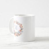 Elegant Dusty Blue Monogram Wreath Christmas Koffiemok (Voorkant links)