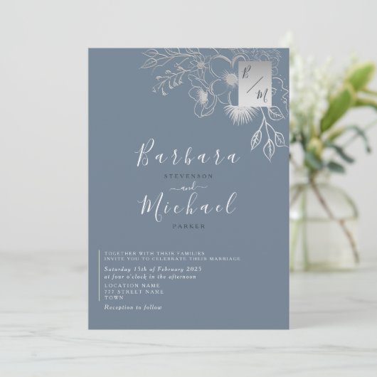 Elegant Dusty Blue Monogrammed Wedding Invitation Kaart (Staand voorkant)