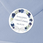 Elegant Dusty Blue & Navy Wreath of Rozen Wedding Ronde Sticker<br><div class="desc">Deze mooie trouwstickers zijn perfect als favoriete labels of envelopzegels. Ze hebben een roestachtige hand die waterverf met rozen en bladeren in tinten van stoffige blauw,  jager en indigoeroe op een klassieke witte achtergrond,  met uw namen en de trouwdatum.</div>