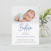 Elegant Dusty Blue Pastel Script Baptisme Foto in Kaart (Staand voorkant)