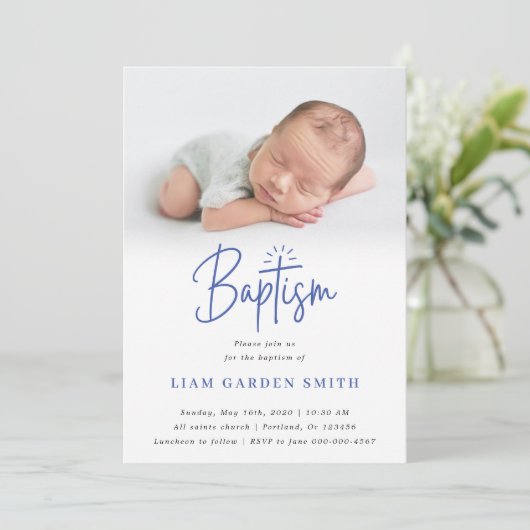 Elegant Dusty Blue Pastel Script Baptisme Foto in Kaart (Staand voorkant)