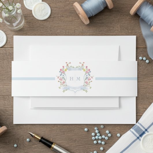 Elegant Dusty Blue Pastel Wildflower Crest Wedding Uitnodigingen Wikkel