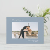 Elegant Dusty Blue Script Heart Photo Weddenschap Bedankkaart (Staand voorkant)
