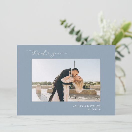 Elegant Dusty Blue Script Heart Photo Weddenschap Bedankkaart (Staand voorkant)