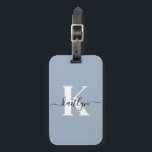 Elegant Dusty Blue Script Monogram Bagagelabel<br><div class="desc">Dit eenvoudige, elegante stoffige blauw bagagelabel met je voornaam in een trendy script lettertype in zwart en je eerste initiaal in een modern petten lettertype in wit aan de ene kant en een slide in kaart voor jouw naam, adres en telefoonnummer aan de andere kant zou er fantastisch uitzien op...</div>