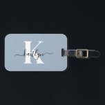 Elegant Dusty Blue Script Monogram Bagagelabel<br><div class="desc">Dit eenvoudige, elegante stoffige blauw bagagelabel met je voornaam in een trendy script lettertype in zwart en je eerste initiaal in een modern petten lettertype in wit aan de ene kant en een slide in kaart voor jouw naam, adres en telefoonnummer aan de andere kant zou er fantastisch uitzien op...</div>