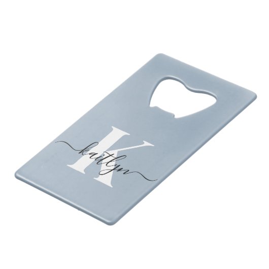 Elegant Dusty Blue Script Monogram Creditkaart Flessenopener (Voorkant Gekanteld)