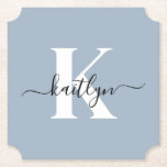 Elegant Dusty Blue Script Monogram Kartonnen Onderzetters<br><div class="desc">Deze eenvoudige, elegante, stoffige, blauw ticket gevormde papieren onderzetters met uw voornaam in een trendy schrift lettertype in het zwart en uw eerste initiaal in een modern petten lettertype in het wit zijn ideaal om uw tafels en tellers vrij te houden van waterringen. Ze absorberen druppels, zodat u zich geen...</div>