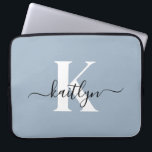Elegant Dusty Blue Script Monogram Laptop Sleeve<br><div class="desc">Deze eenvoudige,  elegante 15-inch stoffige blauwe laptophoes met uw voornaam in een trendy scriptlettertype in zwart en uw eerste initiaal in een modern petten lettertype in wit is ideaal voor u. Het is stijlvol en trendy en toch zeer klassiek. Het is uniek - net als jij!</div>